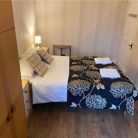 1 Bed In The Outskirts Of Edinburgh, Free Wifi & Street Parking, Self-Catering Apartamento Broxburn Exterior foto