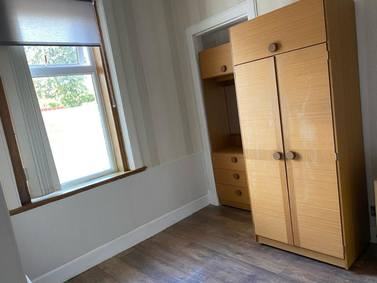 1 Bed In The Outskirts Of Edinburgh, Free Wifi & Street Parking, Self-Catering Apartamento Broxburn Exterior foto