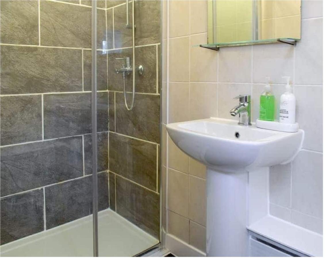 1 Bed In The Outskirts Of Edinburgh, Free Wifi & Street Parking, Self-Catering Apartamento Broxburn Exterior foto