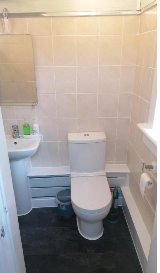 1 Bed In The Outskirts Of Edinburgh, Free Wifi & Street Parking, Self-Catering Apartamento Broxburn Exterior foto